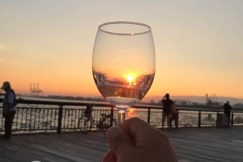 夕日を捕まえるワイングラス